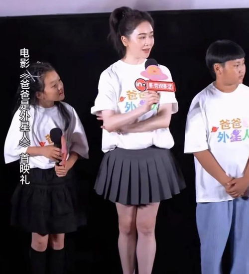 左小青与女儿同台,穿百褶裙比女儿还少女,12岁女儿颜值不如妈妈