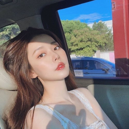 真人女头像立于皓月之边,不弱星光之势