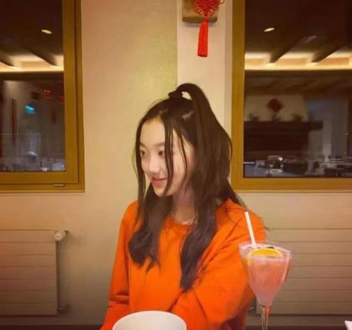王菲女儿李嫣新年晒美照,大波浪高扎马尾成熟甜美,她可才13岁呀
