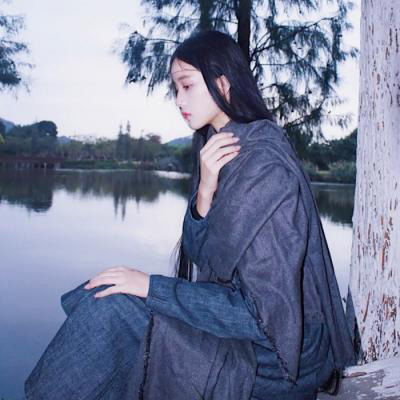 女生海边一个人看海头像