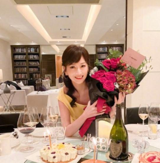 白娘子66岁了赵雅芝晒晚餐图,美食与佳人同样惹眼