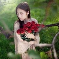 小清新系列手里捧花的女生头像谁在微笑里彷徨忘了忧伤
