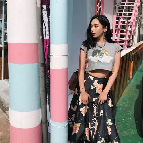 外表超甜的她被赞是日版angelababy,更凭借逆天少女感和衣品狂吸88万粉丝