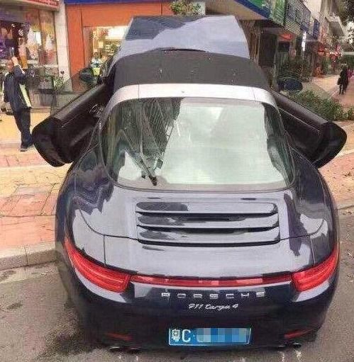 一美女开保时捷911,撞到树直接起飞,车损严重保险过期