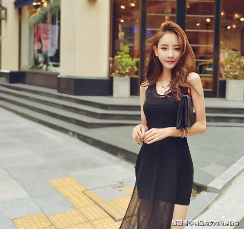 靓丽美女身穿黑色背心连衣短裙,展示出奢华的高级感