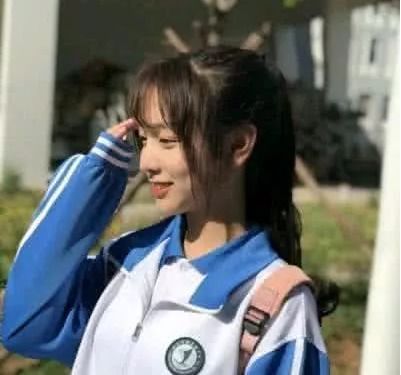 女生穿校服千万别配这3条裤子,尤其第2个,00后人手一条