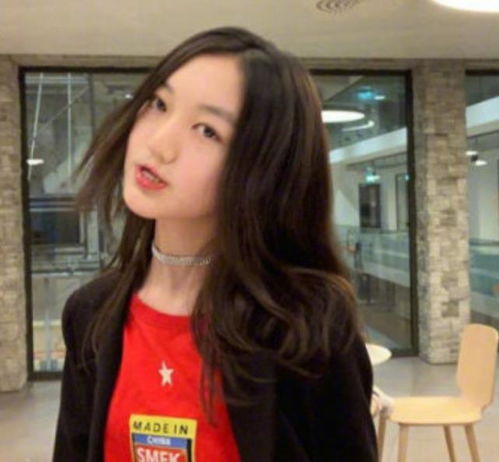 有种整容叫李嫣化浓妆,13岁御姐范十足,撞脸年轻时的王菲