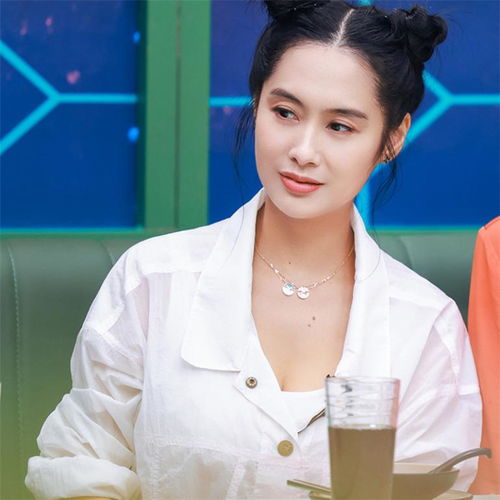49岁的紫霞仙子,太会穿了,白衬衫搭配粉色印花裙,少女气息满满