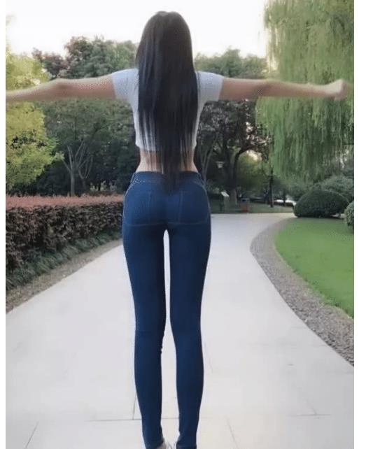 公园里的气质美女,背影很迷人