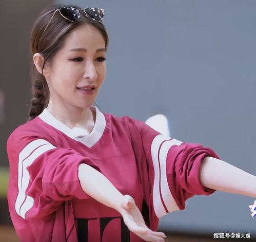 黄皓扔篮球砸到萧亚轩肚子,女神一个眼神,小男友双手捂头像犯错小朋友