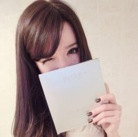 你有没有男生或女生手拿白纸的照片