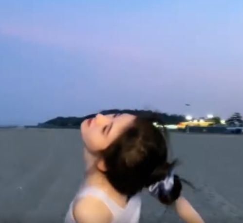 鞠婧祎对无袖装下手了,不料侧身出镜时,驼背明显没气质一点不女神