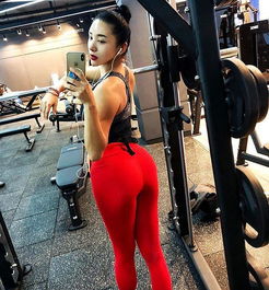 39岁健身达人颜如少女,举铁乃颜值保鲜剂,3个动作增肌塑形