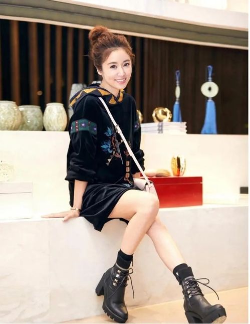 林心如终于扮嫩成功,连帽卫衣裙配高跟短靴,扎丸子头像少女