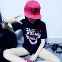 qq女生头像粉色戴帽子的跟这个对应以前是情侣头像的谁有谁有跪求啊