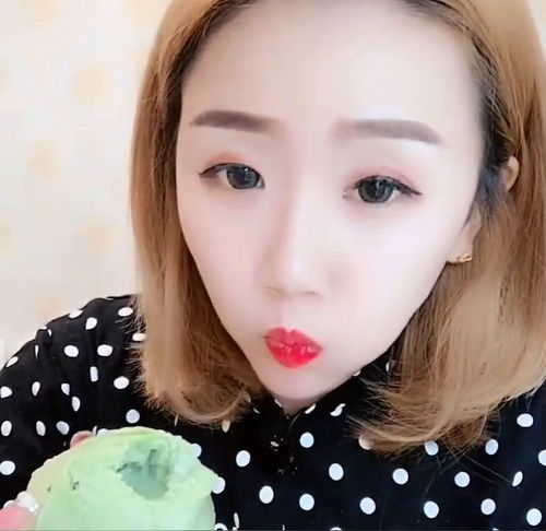 美女直播吃绿色冰球,家里大哥不乐意了这个颜色我不喜欢