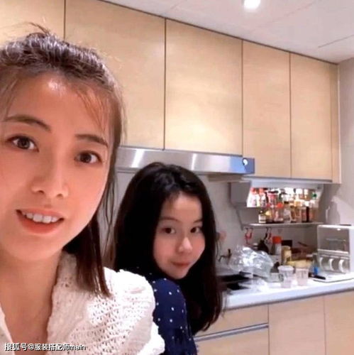 阔太甘比终于不再露富,白色家居服清新温婉,40岁侧颜精致好迷人