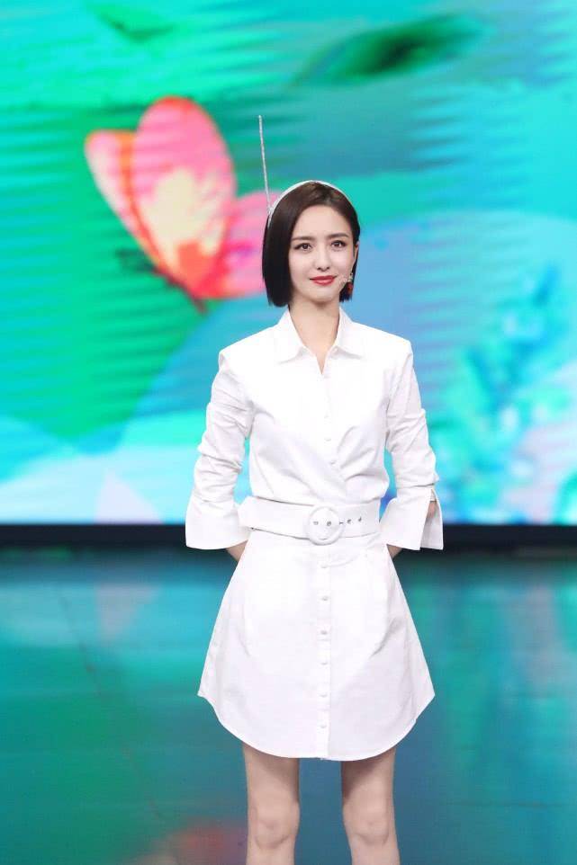 佟丽娅晒近照穿黑色印花t恤搭配超短牛仔裤,机车风格超显帅气