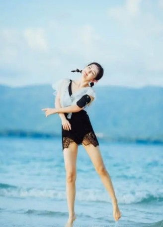 谢娜游玩私服,双麻花辫裙装宛如少女,原来也是隐形腿精