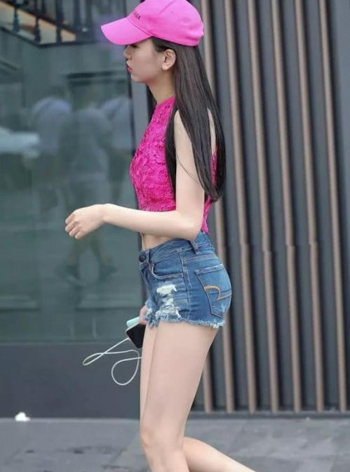 街拍美女偶遇170甜美女孩,桃红吊带搭配牛仔短裤,爱情来了