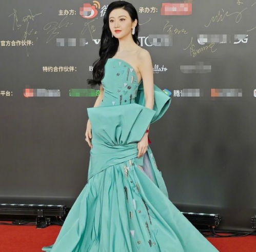 这一夜,丰臀细腰,深v高开叉,内娱女星终于放弃了白幼瘦