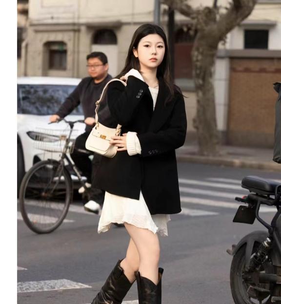 被上海女生惊艳了满大街都在穿黑白灰,却意外时髦高级