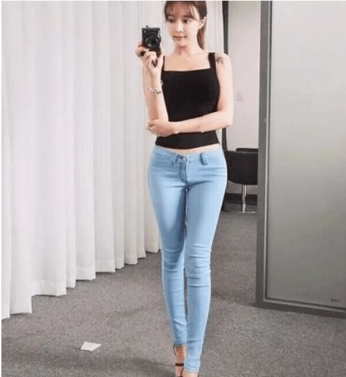 青春个性的牛仔裤美女,秀出迷人大长腿,更显年轻靓丽