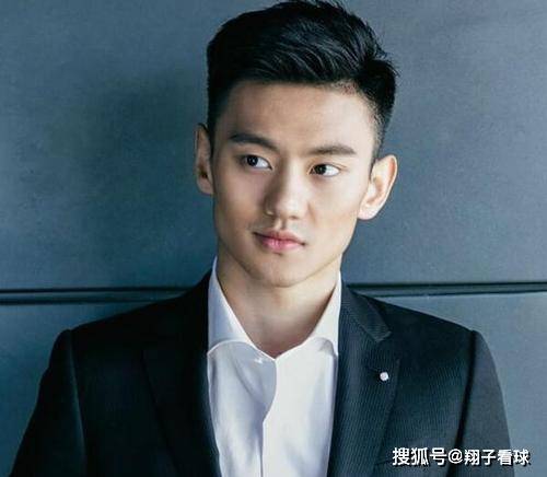游泳王子英气逼人亮相,开启假期模式,曾婉拒韩国体操美女的表白