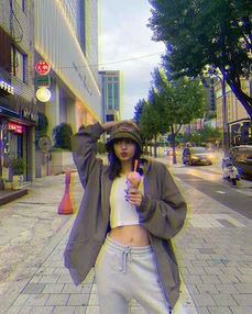 lisa性感风也能hold住,黑衬衫大秀锁骨,嘴大是唯一缺陷