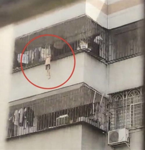 东莞一女孩卡在六楼防盗网中,路过男子出手,合力救下被困女孩