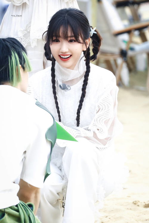 毛晓彤撑水母伞少女感满满轻灵甜美仙气飘飘