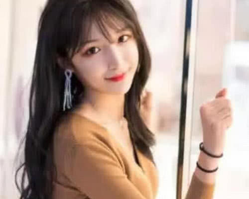本以为艾比的颜是天生丽质,当看到初中照片的那刻,网友女的