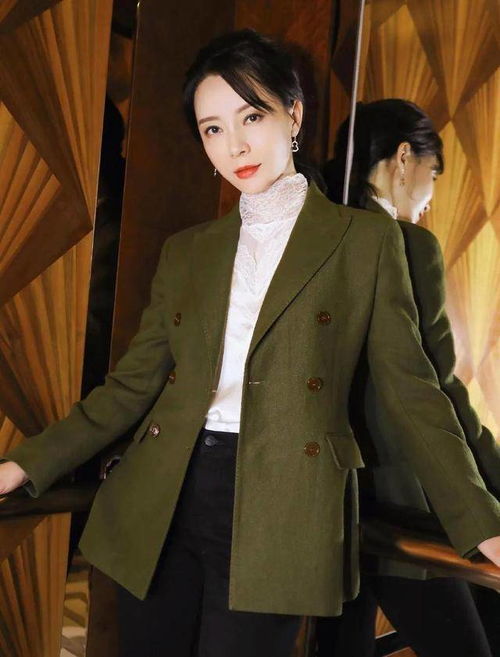 女人快50了,就少穿t恤短裤吧学陈数董卿这样穿,时髦又优雅