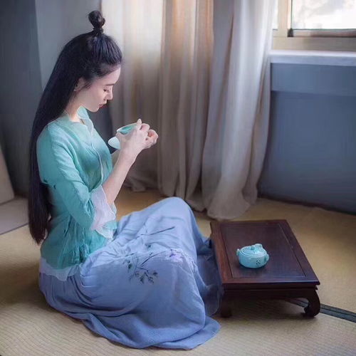 20多岁的女性适合带什么翡翠手镯