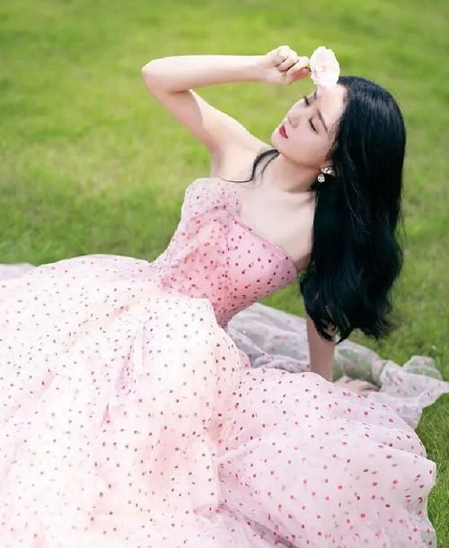 赵丽颖放弃清纯感真美,穿粉裙拍大片,腰部曲线流畅让人心动