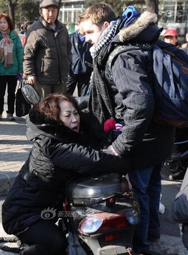 老外图片头像女士摔倒