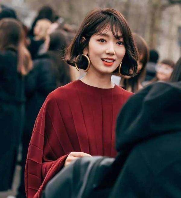 陈晓夫妇难得现身红毯,陈妍希穿抹胸长裙亮相,内扣短发很女人味