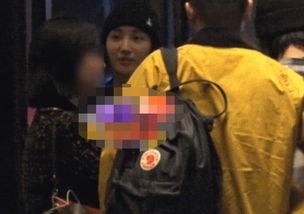 陈坤深夜现身上海餐厅与漂亮美女共进晚餐,两人还同戴情侣帽