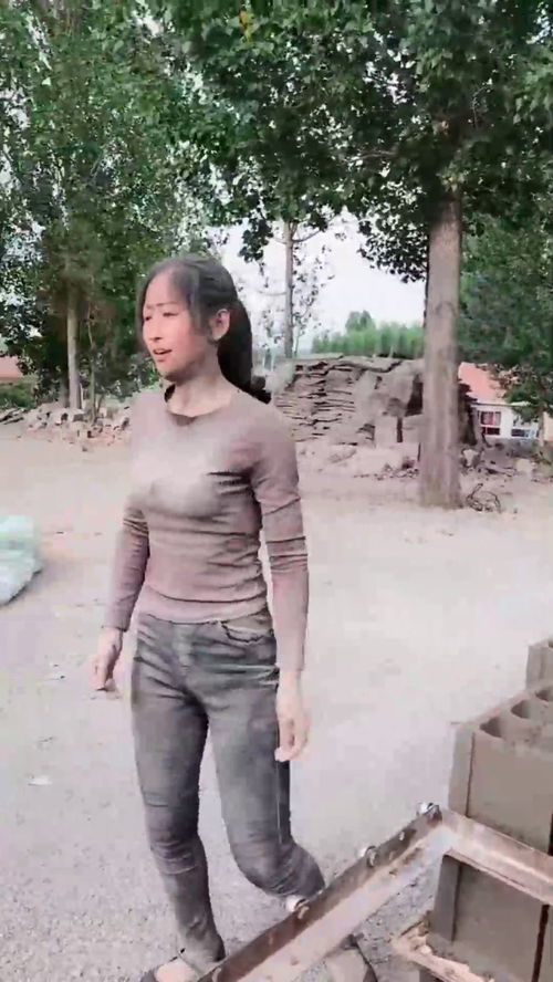 美女农民工在工地搬砖,吃苦又能干,谁娶上就有福啦