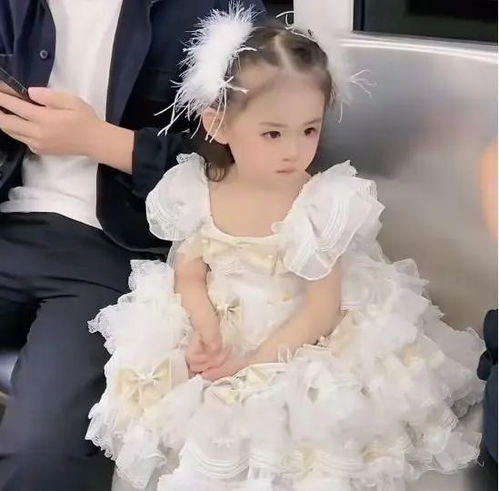 少儿服装成熟化,成人的衣服幼稚化,家长直呼不懂现在的审美