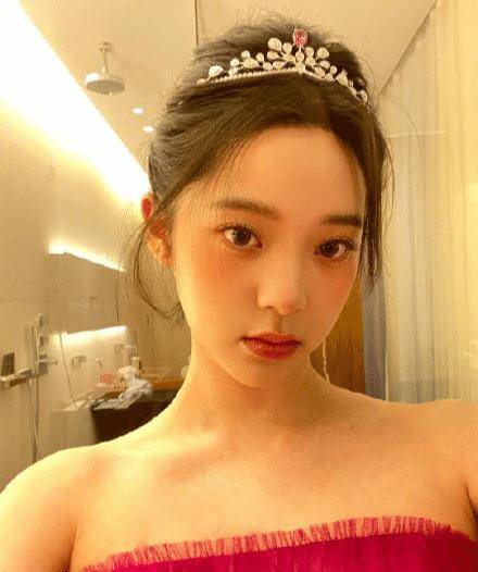 欧阳娜娜分享日常照片,网友表示依旧是这么甜甜酷酷的女孩子,爱了爱了