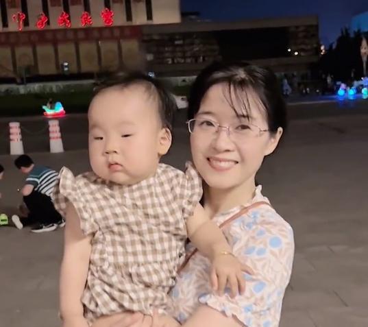 河南一姥姥带娃常被误认为是亲妈,网友看到照片后惊叹太少女了