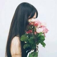 想要配一个情侣头像,手拿花遮住脸的侧面男生,唯美,女生头像如下,求配情侣的男生头像