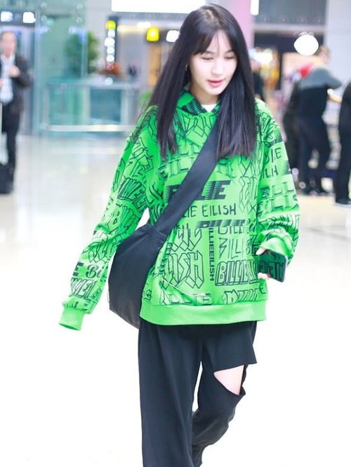 李菲儿被吐槽太胖后首现身,穿绿色卫衣搭破洞裤,这样穿很显瘦