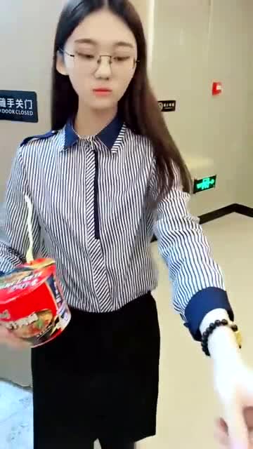 这是网吧女服务员,看她没吃饱,送了这个够吃吗