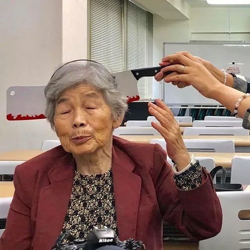 日本九旬老奶奶以碰瓷为乐,网友却说她活出了真正的人生