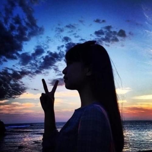 有没有侧脸看天空的女头像