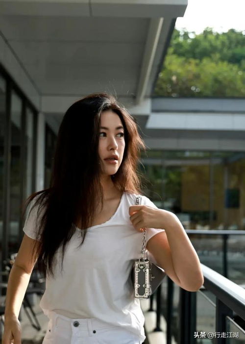 40岁朱珠晒夕阳照,穿白色体恤白色长裤,白银女人高贵优雅