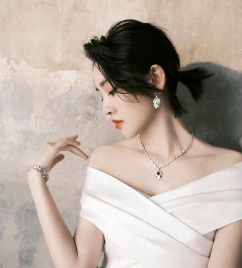 唐艺昕纯白露肩连衣裙展现曼妙身姿,楼宇间的游走,尽显电影质感