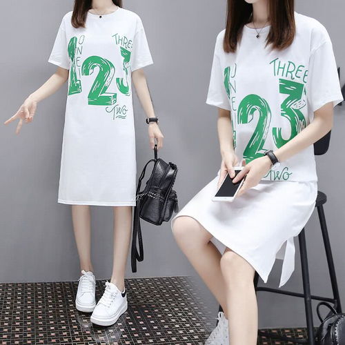 90后女人别穿太老气,正流行的连衣裙小白鞋,上身减龄准没错